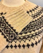 Harley of Scotland Pullover - Færø Mønster Beige Koks, sandfarvet, lys, camel, diskret, tidsløs, klassisk, tusk, moulder, tynd, let, lækker, kvalitet, sporty, elegant, stilet, stil, design, klassisk, mønster, færømønster, stiktrøje, trøje, uld, ren, lambswool, lammeuld, ulden, kradser ikke, varm, lun, moderne, ung, frisk, sporty, damestrik, sweater, islænder, fintstrikket, pullover, skotsk, skotland, færømønster, biti, ribe