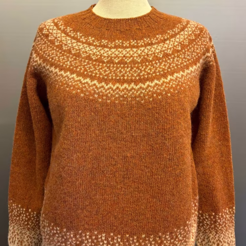 Harley of Scotland Pullover - Færø Mønster Ny Rustbrun Natur, sienna, tusk, 5113, gyldenbrun, rust, varmbrun, diskret, ensfarvet, tidsløs, stilig, elegant, sporty, klassisk, damestrik, striktrøje, pullover, fintstrikket, tynd, smart, anvendelig, let, blød, lun, indendørs, udendørs, ren, uld, lammeuld, lambswool, lus, lusemønster, færømønster, færøstrik, skotsk, harley, skotland, kvalitet, eksklusiv, særlig, gave, gaveide, julegave, piger,