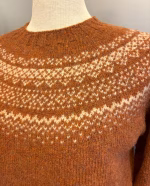 Harley of Scotland Pullover - Færø Mønster Ny Rustbrun Natur, sienna, tusk, 5113, gyldenbrun, rust, varmbrun, diskret, ensfarvet, tidsløs, stilig, elegant, sporty, klassisk, damestrik, striktrøje, pullover, fintstrikket, tynd, smart, anvendelig, let, blød, lun, indendørs, udendørs, ren, uld, lammeuld, lambswool, lus, lusemønster, færømønster, færøstrik, skotsk, harley, skotland, kvalitet, eksklusiv, særlig, gave, gaveide, julegave, piger,