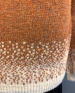 Harley of Scotland Pullover - Færø Mønster Ny Rustbrun Natur, sienna, tusk, 5113, gyldenbrun, rust, varmbrun, diskret, ensfarvet, tidsløs, stilig, elegant, sporty, klassisk, damestrik, striktrøje, pullover, fintstrikket, tynd, smart, anvendelig, let, blød, lun, indendørs, udendørs, ren, uld, lammeuld, lambswool, lus, lusemønster, færømønster, færøstrik, skotsk, harley, skotland, kvalitet, eksklusiv, særlig, gave, gaveide, julegave, piger,