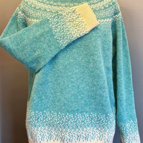 Harley of Scotland Pullover - Færø Mønster Ny Turkis, turkisgrøn, turkisblå, frisk, havfarver, blå, grøn, marble, gemstone, cream, diskret, ensfarvet, tidsløs, stilig, elegant, sporty, klassisk, damestrik, striktrøje, pullover, fintstrikket, tynd, smart, anvendelig, let, blød, lun, indendørs, udendørs, ren, uld, lammeuld, lambswool, lus, lusemønster, færømønster, færøstrik, skotsk, harley, skotland, kvalitet, eksklusiv, særlig, gave, gaveide, julegave, piger,