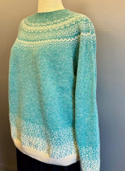 Harley of Scotland Pullover - Færø Mønster Ny Turkis, turkisgrøn, turkisblå, frisk, havfarver, blå, grøn, marble, gemstone, cream, diskret, ensfarvet, tidsløs, stilig, elegant, sporty, klassisk, damestrik, striktrøje, pullover, fintstrikket, tynd, smart, anvendelig, let, blød, lun, indendørs, udendørs, ren, uld, lammeuld, lambswool, lus, lusemønster, færømønster, færøstrik, skotsk, harley, skotland, kvalitet, eksklusiv, særlig, gave, gaveide, julegave, piger,