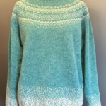 Harley of Scotland Pullover - Færø Mønster Ny Turkis, turkisgrøn, turkisblå, frisk, havfarver, blå, grøn, marble, gemstone, cream, diskret, ensfarvet, tidsløs, stilig, elegant, sporty, klassisk, damestrik, striktrøje, pullover, fintstrikket, tynd, smart, anvendelig, let, blød, lun, indendørs, udendørs, ren, uld, lammeuld, lambswool, lus, lusemønster, færømønster, færøstrik, skotsk, harley, skotland, kvalitet, eksklusiv, særlig, gave, gaveide, julegave, piger,