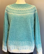 Harley of Scotland Pullover - Færø Mønster Ny Turkis, turkisgrøn, turkisblå, frisk, havfarver, blå, grøn, marble, gemstone, cream, diskret, ensfarvet, tidsløs, stilig, elegant, sporty, klassisk, damestrik, striktrøje, pullover, fintstrikket, tynd, smart, anvendelig, let, blød, lun, indendørs, udendørs, ren, uld, lammeuld, lambswool, lus, lusemønster, færømønster, færøstrik, skotsk, harley, skotland, kvalitet, eksklusiv, særlig, gave, gaveide, julegave, piger,