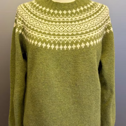 Harley of Scotland - Færø Pullover Soft Lambswool Uni Oliven, olive, olivegrove, grøn, varm, avocado, kiwi, herrestrik, herrer, herretrøje, pullover, tynd, nordisk, traditionel, klassisk, færø, færøtrøje, færømønster, til, damer, mænd, drenge, unisex, lang, smart, særlig, jagt, jæger, outdoor, fisker, lystfisker, naturen, udeliv, indendørs, damestrik, let, lækker, behagelig, kvalitet, skotsk, skotland, design, biti, ribe