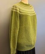 Harley of Scotland - Færø Pullover Soft Lambswool Uni Oliven, olive, olivegrove, grøn, varm, avocado, kiwi, herrestrik, herrer, herretrøje, pullover, tynd, nordisk, traditionel, klassisk, færø, færøtrøje, færømønster, til, damer, mænd, drenge, unisex, lang, smart, særlig, jagt, jæger, outdoor, fisker, lystfisker, naturen, udeliv, indendørs, damestrik, let, lækker, behagelig, kvalitet, skotsk, skotland, design, biti, ribe