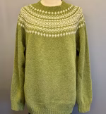 Harley of Scotland - Færø Pullover Soft Lambswool Uni Oliven, olive, olivegrove, grøn, varm, avocado, kiwi, herrestrik, herrer, herretrøje, pullover, tynd, nordisk, traditionel, klassisk, færø, færøtrøje, færømønster, til, damer, mænd, drenge, unisex, lang, smart, særlig, jagt, jæger, outdoor, fisker, lystfisker, naturen, udeliv, indendørs, damestrik, let, lækker, behagelig, kvalitet, skotsk, skotland, design, biti, ribe