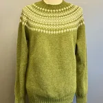 Harley of Scotland - Færø Pullover Soft Lambswool Uni Oliven, olive, olivegrove, grøn, varm, avocado, kiwi, herrestrik, herrer, herretrøje, pullover, tynd, nordisk, traditionel, klassisk, færø, færøtrøje, færømønster, til, damer, mænd, drenge, unisex, lang, smart, særlig, jagt, jæger, outdoor, fisker, lystfisker, naturen, udeliv, indendørs, damestrik, let, lækker, behagelig, kvalitet, skotsk, skotland, design, biti, ribe