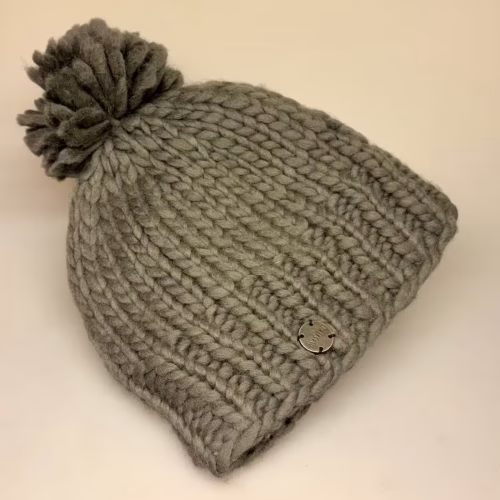 Hue i Uld med Foer og Pompon - Grå, lysegrå, sølvgrå, mellemgrå, ensfarvet, kvast, pompon, ninara, 7778, 4, grey, grau, tidsløs, ung, sjov, frisk, skiferie, vinter, varm, håndstrikket, chunky, hue, pige, dame, moshiki, nepal, foret, blød, lun, klædelig, smart, biti, ribe, ren, ulden, uldhue
