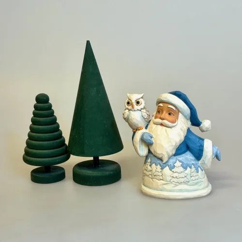 Jim Shore Heartwood Creek 10 cm Blå Julemand med Ugle, himmelblå, pint size, santa with owl, ugle, sneugle, julemand, 6017274, blå, særlig, landskab, sceneri, stilfuld, elegant, julepynt, særlig, speciel, unik, samler, white, xmas, christmas, hvid jul, juletræspynt, tidsløs, jim shore, biti, ribe, winter wonderland, hedwig, merlin