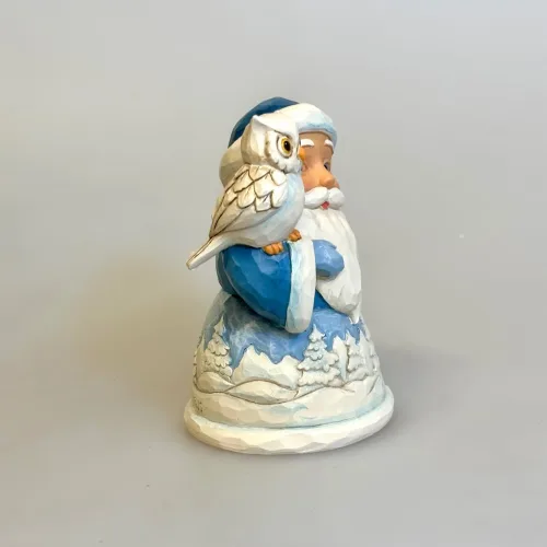 Jim Shore Heartwood Creek 10 cm Blå Julemand med Ugle, himmelblå, pint size, santa with owl, ugle, sneugle, julemand, 6017274, blå, særlig, landskab, sceneri, stilfuld, elegant, julepynt, særlig, speciel, unik, samler, white, xmas, christmas, hvid jul, juletræspynt, tidsløs, jim shore, biti, ribe, winter wonderland, hedwig, merlin
