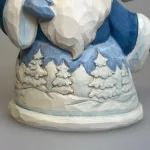 Jim Shore Heartwood Creek 10 cm Blå Julemand med Ugle, himmelblå, pint size, santa with owl, ugle, sneugle, julemand, 6017274, blå, særlig, landskab, sceneri, stilfuld, elegant, julepynt, særlig, speciel, unik, samler, white, xmas, christmas, hvid jul, juletræspynt, tidsløs, jim shore, biti, ribe, winter wonderland, hedwig, merlin