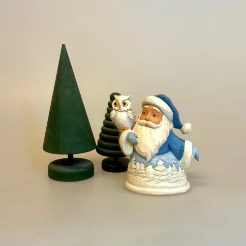 Jim Shore Heartwood Creek 10 cm Blå Julemand med Ugle, himmelblå, pint size, santa with owl, ugle, sneugle, julemand, 6017274, blå, særlig, landskab, sceneri, stilfuld, elegant, julepynt, særlig, speciel, unik, samler, white, xmas, christmas, hvid jul, juletræspynt, tidsløs, jim shore, biti, ribe, winter wonderland, hedwig, merlin