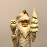 Jim Shore Heartwood Creek 11,5 cm Hvid Julemand med Ugle, hænge, ornamant, juletræ, grantræ, ugle, sneugle, stav, 6015164, white woodland, hjorte, landskab, sceneri, stilfuld, elegant, julepynt, særlig, speciel, unik, samler, white, xmas, christmas, hvid jul, juletræspynt, tidsløs, jim shore, biti, ribe, winter wonderland, harry potter, merlin, dumbledore,