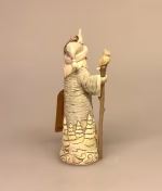 Jim Shore Heartwood Creek 11,5 cm Hvid Julemand med Ugle, hænge, ornamant, juletræ, grantræ, ugle, sneugle, stav, 6015164, white woodland, hjorte, landskab, sceneri, stilfuld, elegant, julepynt, særlig, speciel, unik, samler, white, xmas, christmas, hvid jul, juletræspynt, tidsløs, jim shore, biti, ribe, winter wonderland, harry potter, merlin, dumbledore,