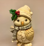 Jim Shore Heartwood Creek - 12 cm Sneugle, ugle, hvid, harry potter, harriet, vinter, hvid, jul, uglefigur, håndlavet, håndmalet, særlig, jim shore, white, winter, world, woodland, carved, owl, skovens dyr, den kloge, halstørklæde, scarf, 60154156, julepynt, naturlig, elegant, diskret, finurlig, samler, vinterpynt, elegant, særlig, unk, unika, biti, ribe