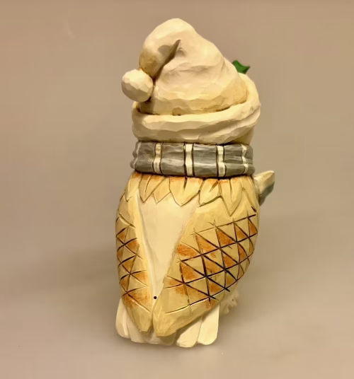 Jim Shore Heartwood Creek - 12 cm Sneugle, ugle, hvid, harry potter, harriet, vinter, hvid, jul, uglefigur, håndlavet, håndmalet, særlig, jim shore, white, winter, world, woodland, carved, owl, skovens dyr, den kloge, halstørklæde, scarf, 60154156, julepynt, naturlig, elegant, diskret, finurlig, samler, vinterpynt, elegant, særlig, unk, unika, biti, ribe