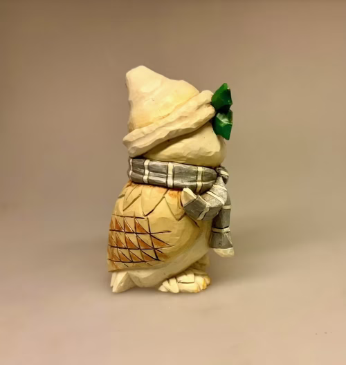 Jim Shore Heartwood Creek - 12 cm Sneugle, ugle, hvid, harry potter, harriet, vinter, hvid, jul, uglefigur, håndlavet, håndmalet, særlig, jim shore, white, winter, world, woodland, carved, owl, skovens dyr, den kloge, halstørklæde, scarf, 60154156, julepynt, naturlig, elegant, diskret, finurlig, samler, vinterpynt, elegant, særlig, unk, unika, biti, ribe
