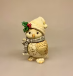Jim Shore Heartwood Creek - 12 cm Sneugle, ugle, hvid, harry potter, harriet, vinter, hvid, jul, uglefigur, håndlavet, håndmalet, særlig, jim shore, white, winter, world, woodland, carved, owl, skovens dyr, den kloge, halstørklæde, scarf, 60154156, julepynt, naturlig, elegant, diskret, finurlig, samler, vinterpynt, elegant, særlig, unk, unika, biti, ribe