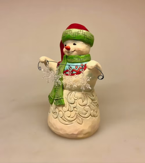 Jim Shore Heartwood Creek - 16 cm Stor Snemand med Iskrystaller, snekrystaller, guirlande, ranke, snowman, snowflake, 6015459, jim shore, heartland creek, white, woodland, winter wonderland, kær, firnurlig, cute, snemand, træfigur, træsnemand, snamandsfigur, figur, jul, vinter, pynt, særlig, samleobjekt, samlefigur, kvalitet, unik, flot, lækker, håndmalet, håndlavet, hyggelig, gave, gaveide, biti, ribe, engelsk, amerikansk, kunsthåndværk