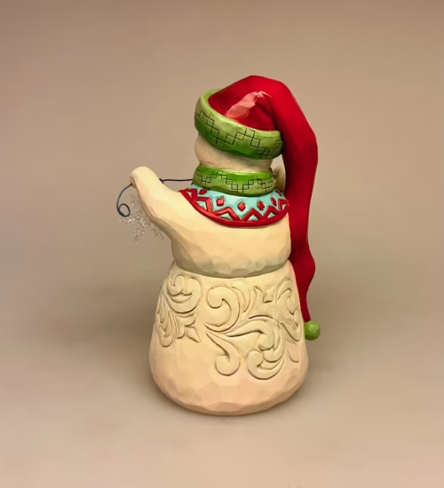 Jim Shore Heartwood Creek - 16 cm Stor Snemand med Iskrystaller, snekrystaller, guirlande, ranke, snowman, snowflake, 6015459, jim shore, heartland creek, white, woodland, winter wonderland, kær, firnurlig, cute, snemand, træfigur, træsnemand, snamandsfigur, figur, jul, vinter, pynt, særlig, samleobjekt, samlefigur, kvalitet, unik, flot, lækker, håndmalet, håndlavet, hyggelig, gave, gaveide, biti, ribe, engelsk, amerikansk, kunsthåndværk