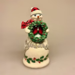 Jim Shore Heartwood Creek - 17 cm Stor Snemand med Krans, bjælde, klokke, snowman, wreath, bell, , halstørklæde, glæde, humør, jim shore, heartland creek, white, woodland, winter wonderland, kær, firnurlig, cute, snemand, træfigur, træsnemand, snemandsfigur, figur, jul, vinter, pynt, særlig, samleobjekt, samlefigur, kvalitet, unik, flot, lækker, håndmalet, håndlavet, hyggelig, gave, gaveide, biti, ribe, engelsk, amerikansk, kunsthåndværk, 6012866, highland, skotsk, tartan, klantern,