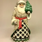 Jim Shore Heartwood Creek 18,5 cm Highland Santa med Træ, sort, hvid, ternet, tartan, 6013949, black and white, plaid, skotskternet, lys, santa, christmas is coming, skotsk, skotland, highland, glen, dal, skotsktern, tartan, klan, kristorn, kristjørn, hyrdestav, 6012864, stav, vandrestav, eksklusiv, more is more, luksus, speciel, særlig, flot, udskæringer, landadel, gods, herregård, landsted, gammeldags, klassisk, elegance, julepynt, figur, julefigur, julemandsfigur, håndlavet, træfigur, af træ, træskærearbejde, samleobjekt, santa, biti, ribe, engelsk, gave, gaveide, eksklusiv, julemand, grantræ, juletræ, peters jul,