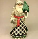 Jim Shore Heartwood Creek 18,5 cm Highland Santa med Træ, sort, hvid, ternet, tartan, 6013949, black and white, plaid, skotskternet, lys, santa, christmas is coming, skotsk, skotland, highland, glen, dal, skotsktern, tartan, klan, kristorn, kristjørn, hyrdestav, 6012864, stav, vandrestav, eksklusiv, more is more, luksus, speciel, særlig, flot, udskæringer, landadel, gods, herregård, landsted, gammeldags, klassisk, elegance, julepynt, figur, julefigur, julemandsfigur, håndlavet, træfigur, af træ, træskærearbejde, samleobjekt, santa, biti, ribe, engelsk, gave, gaveide, eksklusiv, julemand, grantræ, juletræ, peters jul,