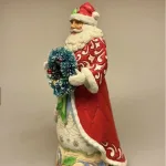 Jim Shore Heartwood Creek 22,5 cm Julemand med Krans, sisalkrans, julekrans, dørkrans, glaskugler, julekugler, julemandsfigur, stor, særlig, flot, eksklusiv, speciel, russisk, amerikansk, engelsk, biti, design, håndlavet, håndsnittet, træfigur, træjulemand, stemningsfuld, munter, finurlig, flot, imponerende, 6015496, santa with, wreath, winterful,