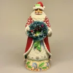 Jim Shore Heartwood Creek 22,5 cm Julemand med Krans, sisalkrans, julekrans, dørkrans, glaskugler, julekugler, julemandsfigur, stor, særlig, flot, eksklusiv, speciel, russisk, amerikansk, engelsk, biti, design, håndlavet, håndsnittet, træfigur, træjulemand, stemningsfuld, munter, finurlig, flot, imponerende, 6015496, santa with, wreath, winterful,