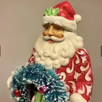 Jim Shore Heartwood Creek 22,5 cm Julemand med Krans, sisalkrans, julekrans, dørkrans, glaskugler, julekugler, julemandsfigur, stor, særlig, flot, eksklusiv, speciel, russisk, amerikansk, engelsk, biti, design, håndlavet, håndsnittet, træfigur, træjulemand, stemningsfuld, munter, finurlig, flot, imponerende, 6015496, santa with, wreath, winterful,