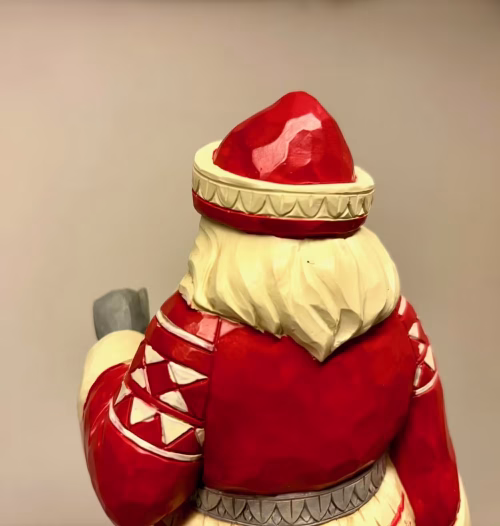 Jim Shore Heartwood Creek 22,5 cm Julemand med Ornament og Sæk, nordic noël, nordisk, jul, dansk, orientalsk 6015482, santa, bag, toy, legetøjssæk, gavesæk, ornament, bevægeligt, livagtig, speciel, flot, håndmalet, håndlavet, særlig, unik, klassisk, eksklusiv, limited, edition, rød, hvid, julemand, peters jul, elegant, gave, gaveide, biti, ribe