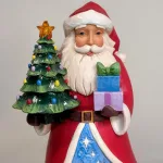 Jim Shore Heartwood Creek 26,5 cm Julemand med Træ og Gaver, bambi, hjorte, vinter, sneandskab, vintersceneri, lys, batteri, bright, light, begrænset oplag, samlerobjekt, limited edition, særlig, it´s wrapped, cést emballant, julegaver, biti, ribe