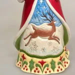 Jim Shore Heartwood Creek 26,5 cm Julemand med Træ og Gaver, bambi, hjorte, vinter, sneandskab, vintersceneri, lys, batteri, bright, light, begrænset oplag, samlerobjekt, limited edition, særlig, it´s wrapped, cést emballant, julegaver, biti, ribe