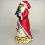 Jim Shore Heartwood Creek 26,5 cm Julemand med Træ og Gaver, bambi, hjorte, vinter, sneandskab, vintersceneri, lys, batteri, bright, light, begrænset oplag, samlerobjekt, limited edition, særlig, it´s wrapped, cést emballant, julegaver, biti, ribe