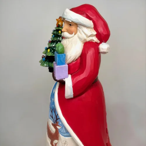 Jim Shore Heartwood Creek 26,5 cm Julemand med Træ og Gaver, bambi, hjorte, vinter, sneandskab, vintersceneri, lys, batteri, bright, light, begrænset oplag, samlerobjekt, limited edition, særlig, it´s wrapped, cést emballant, julegaver, biti, ribe