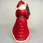 Jim Shore Heartwood Creek 26,5 cm Julemand med Træ og Gaver, bambi, hjorte, vinter, sneandskab, vintersceneri, lys, batteri, bright, light, begrænset oplag, samlerobjekt, limited edition, særlig, it´s wrapped, cést emballant, julegaver, biti, ribe