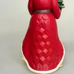 Jim Shore Heartwood Creek 26,5 cm Julemand med Træ og Gaver, bambi, hjorte, vinter, sneandskab, vintersceneri, lys, batteri, bright, light, begrænset oplag, samlerobjekt, limited edition, særlig, it´s wrapped, cést emballant, julegaver, biti, ribe