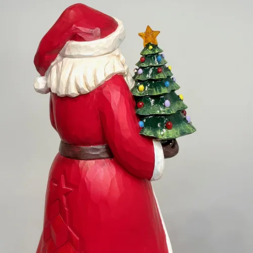 Jim Shore Heartwood Creek 26,5 cm Julemand med Træ og Gaver, bambi, hjorte, vinter, sneandskab, vintersceneri, lys, batteri, bright, light, begrænset oplag, samlerobjekt, limited edition, særlig, it´s wrapped, cést emballant, julegaver, biti, ribe