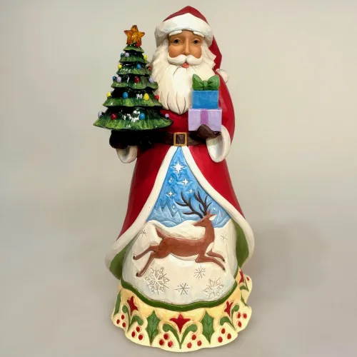 Jim Shore Heartwood Creek 26,5 cm Julemand med Træ og Gaver, bambi, hjorte, vinter, sneandskab, vintersceneri, lys, batteri, bright, light, begrænset oplag, samlerobjekt, limited edition, særlig, it´s wrapped, cést emballant, julegaver, biti, ribe