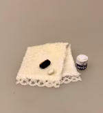 Miniature Børste & Sæbe, 8550, 5824c, skurebørste, neglebørste, hygiejne, 1:12, håndvask, sæbe, håndsæbe, sæbebar, nisser, nisseting, nissetilbehør, nissedør, nissehus, dukkehus, jul i, dukkehusting, dukkehustilbehør, badeværelse, symbolsk, gave, sang, sjov, grøntsagsbørste, skobørste, skopudser, rengøring, biti, ribe