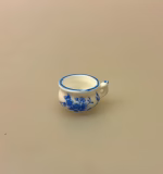Miniature Potte med Blå Blomst, blomster, royal copenhagen, musselmalet, 8720B, natpotte, nat, tissepotte, tissetrængende, drukket af potten, badeværelse, bad, dukkehus, nissebo, nissedør, nissetilbehør, dukkehusting, dukkehustilbehør, biti, ribe