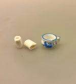 Miniature Potte med Blå Blomst, blomster, royal copenhagen, musselmalet, 8720B, natpotte, nat, tissepotte, tissetrængende, drukket af potten, badeværelse, bad, dukkehus, nissebo, nissedør, nissetilbehør, dukkehusting, dukkehustilbehør, biti, ribe