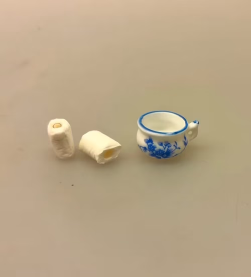 Miniature Potte med Blå Blomst, blomster, royal copenhagen, musselmalet, 8720B, natpotte, nat, tissepotte, tissetrængende, drukket af potten, badeværelse, bad, dukkehus, nissebo, nissedør, nissetilbehør, dukkehusting, dukkehustilbehør, biti, ribe