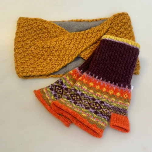 Pandebånd Uld med Foer - Birsi Karry, brunt, sennepsgult, camel, birsi, headband, oatmeal, lysegrå, beige, sandfarvet, lyst, smart, kryds, pandebånd, foret, kradser ikke, vindtæt, vindstopper, fleece, blødt, smart, feminint, farvet, fint, håndstrikket, ørevarmere, bitii, ribe, nepal,