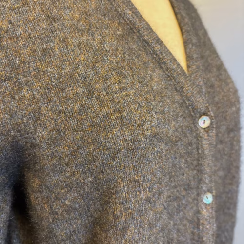 Possum Cardigan med V - Brun Blå, opossum, superfine, supersoft, cashmere, merino, new zealandsk, noble wilde, cardigan, damestrik, til, piger, damer, strikjakke, kradser ikke, lun, blød, lækker, kvalitet, eksklusiv, særlig, luksus, luksuriøs, klassisk, underspillet, sporty, casual, biti, ribe