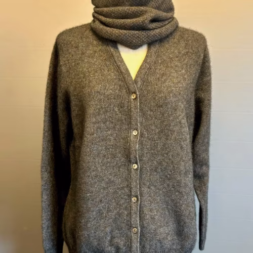 Possum Cardigan med V - Brun Blå, opossum, superfine, supersoft, cashmere, merino, new zealandsk, noble wilde, cardigan, damestrik, til, piger, damer, strikjakke, kradser ikke, lun, blød, lækker, kvalitet, eksklusiv, særlig, luksus, luksuriøs, klassisk, underspillet, sporty, casual, biti, ribe