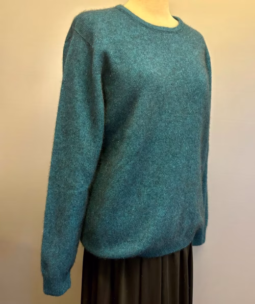 Possum Dame Pullover - Classic Petrol, tui, 292, grøn, blå, søgrøn, petroleumsfarvet, petrolblå, ensfarvet, opossum, possumuld, silke, merino, super, ekstra, soft, blød, varm, eksklusiv, lækker, klassisk, damestrik, pullover, striktrøje, sweater, trøje, strikketrøje, fintstrikket, new zealand, særlig, elegant, cashmere, ensfavet, tidsløs, anvendelig, smart, neutral, vinter, gave, gaveide, underspillet, luksus, biti, ribe, noble wilde