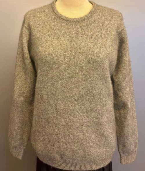 Possum Dame Pullover - Classic Sand Grå, pumice, sandfarvet, lysegrå, varm grå, ensfarvet, opossum, possumuld, silke, merino, super, ekstra, soft, blød, varm, eksklusiv, lækker, klassisk, damestrik, pullover, striktrøje, sweater, trøje, strikketrøje, fintstrikket, new zealand, særlig, elegant, cashmere, ensfavet, tidsløs, anvendelig, smart, neutral, vinter, gave, gaveide, underspillet, luksus, biti, ribe, noble wilde