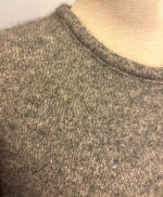 Possum Dame Pullover - Classic Sand Grå, pumice, sandfarvet, lysegrå, varm grå, ensfarvet, opossum, possumuld, silke, merino, super, ekstra, soft, blød, varm, eksklusiv, lækker, klassisk, damestrik, pullover, striktrøje, sweater, trøje, strikketrøje, fintstrikket, new zealand, særlig, elegant, cashmere, ensfavet, tidsløs, anvendelig, smart, neutral, vinter, gave, gaveide, underspillet, luksus, biti, ribe, noble wilde